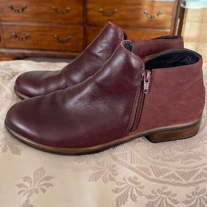 Gently worn Naot women’s bootie size 40